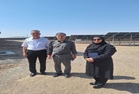 بازدید عوامل نظارتی شهرستان از طرح نیروگاه خورشیدی شرکت شمیم بهاران